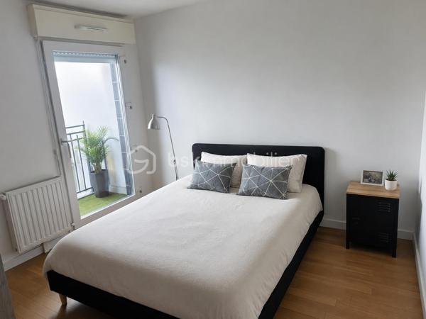 Vous recherchez un appartement sans travaux, prêt à emménager ? 

Découvrez ce magnifique T2 de 45m², situé au dernier étage d’une résidence récente FERMÉE ET SÉCURISÉE offrant une vue panoramique et des prestations de qualité.
Une entrée avec placards 
Excellente ISOLATION THERMIQUE  et phonique
Cuisine aménagée
Salle d’eau 
Charges de copropriété : environ 130 €/mois, chauffage inclus.
Taxe foncière : 900 €/an
Place de parking privative en sous-sol

 Emplacement idéal, à proximité immédiate du métro, des commerces, des hôpitaux, d’une salle de sport et de toutes les commodités.

Aucun travaux à prévoir  Appartement clé en main