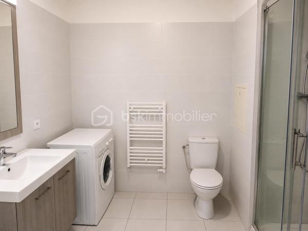 Vous recherchez un appartement sans travaux, prêt à emménager ? 

Découvrez ce magnifique T2 de 45m², situé au dernier étage d’une résidence récente FERMÉE ET SÉCURISÉE offrant une vue panoramique et des prestations de qualité.
Une entrée avec placards 
Excellente ISOLATION THERMIQUE  et phonique
Cuisine aménagée
Salle d’eau 
Charges de copropriété : environ 130 €/mois, chauffage inclus.
Taxe foncière : 900 €/an
Place de parking privative en sous-sol

 Emplacement idéal, à proximité immédiate du métro, des commerces, des hôpitaux, d’une salle de sport et de toutes les commodités.

Aucun travaux à prévoir  Appartement clé en main