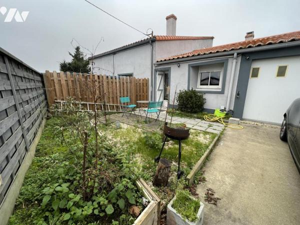 Maison T2, 1 chambre avec mezzanine - cour/jardinet de 50m² et 2 garages.
