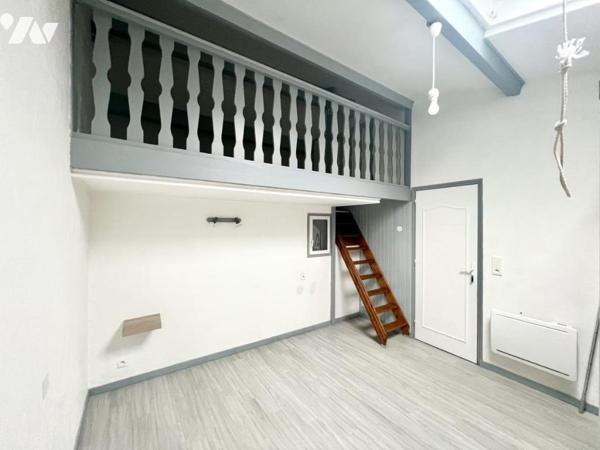 Maison T2, 1 chambre avec mezzanine - cour/jardinet de 50m² et 2 garages.