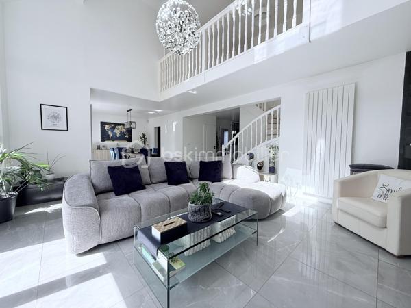 MAISON CONSTRUCTION BREGUET EXCEPTIONNELLE - FAMILIALE - SANS TRAVAUX - JARDIN SUD-OUEST SANS VIS-À-VIS - 4 CHAMBRES - SUITE PARENTALE 20 M2 - SÉJOUR CATHÉDRALE - DOUBLE GARAGE - QUARTIER LA PIERRE LAIS - RER E À 15 MIN   

Maison Breguet d'exception entièrement rénovée avec des prestations haut de gamme, située dans le quartier très recherché et ultra calme de La Pierre Lais à La Queue-en-Brie.   

Cette demeure totalement rénovée avec des matériaux de qualité et une décoration actuelle offre un cadre de vie idyllique où vous n'aurez plus qu'à poser vos valises. Elle vous garantit un confort énergétique optimal en toutes saisons, été comme hiver.   

Dès l'entrée, vous serez séduit par une pièce de vie remarquable dotée d'un superbe séjour cathédrale baigné de lumière naturelle et agrémenté d'un poêle à granulés pour de belles soirées d'hiver. La cuisine, moderne et équipée, propose un agencement fonctionnel de grande qualité.   

Côté nuit, la maison dispose de quatre magnifiques chambres, dont une suite parentale d'exception de vingt mètres carrés avec son dressing aménagé et sa propre salle d'eau privative. Les pièces sont complétées par une seconde salle de bain installée sur le palier pour le confort de toute la famille, ainsi que des toilettes séparées au rez-de-chaussée.
À l'extérieur, vous profiterez d'un jardin idéalement exposé Sud-Ouest, baigné de soleil tout au long de l'après-midi, sans aucun vis-à-vis ni nuisance. L'avant de la maison bénéficie également d'une vue totalement dégagée. Pour vos véhicules, la propriété propose un vaste double garage ainsi que la possibilité de stationner plusieurs voitures devant.   

Niché au fond d'une rue non passante, ce bien associe la sérénité d'un secteur résidentiel recherché à la proximité des commodités, tout en restant situé à seulement quinze minutes en voiture de la gare RER E.   

Avis aux acquéreurs : Par souci de confidentialité et à la demande des propriétaires, un dossier photo complet ainsi qu'une visite virtuelle à 360° sont disponibles sur demande.

Avis aux confrères : Chers professionnels, agences et mandataires, je suis ouverte à la collaboration en inter-cabinet si vous avez des acquéreurs qualifiés pour ce bien.

Une opportunité rare sur le secteur à visiter sans tarder. Pour plus d'informations, recevoir le dossier complet ou organiser une visite, contactez-moi dès maintenant.