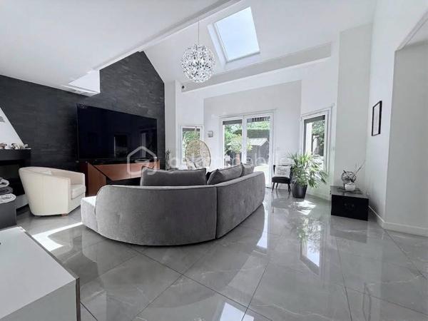 MAISON CONSTRUCTION BREGUET EXCEPTIONNELLE - FAMILIALE - SANS TRAVAUX - JARDIN SUD-OUEST SANS VIS-À-VIS - 4 CHAMBRES - SUITE PARENTALE 20 M2 - SÉJOUR CATHÉDRALE - DOUBLE GARAGE - QUARTIER LA PIERRE LAIS - RER E À 15 MIN   

Maison Breguet d'exception entièrement rénovée avec des prestations haut de gamme, située dans le quartier très recherché et ultra calme de La Pierre Lais à La Queue-en-Brie.   

Cette demeure totalement rénovée avec des matériaux de qualité et une décoration actuelle offre un cadre de vie idyllique où vous n'aurez plus qu'à poser vos valises. Elle vous garantit un confort énergétique optimal en toutes saisons, été comme hiver.   

Dès l'entrée, vous serez séduit par une pièce de vie remarquable dotée d'un superbe séjour cathédrale baigné de lumière naturelle et agrémenté d'un poêle à granulés pour de belles soirées d'hiver. La cuisine, moderne et équipée, propose un agencement fonctionnel de grande qualité.   

Côté nuit, la maison dispose de quatre magnifiques chambres, dont une suite parentale d'exception de vingt mètres carrés avec son dressing aménagé et sa propre salle d'eau privative. Les pièces sont complétées par une seconde salle de bain installée sur le palier pour le confort de toute la famille, ainsi que des toilettes séparées au rez-de-chaussée.
À l'extérieur, vous profiterez d'un jardin idéalement exposé Sud-Ouest, baigné de soleil tout au long de l'après-midi, sans aucun vis-à-vis ni nuisance. L'avant de la maison bénéficie également d'une vue totalement dégagée. Pour vos véhicules, la propriété propose un vaste double garage ainsi que la possibilité de stationner plusieurs voitures devant.   

Niché au fond d'une rue non passante, ce bien associe la sérénité d'un secteur résidentiel recherché à la proximité des commodités, tout en restant situé à seulement quinze minutes en voiture de la gare RER E.   

Avis aux acquéreurs : Par souci de confidentialité et à la demande des propriétaires, un dossier photo complet ainsi qu'une visite virtuelle à 360° sont disponibles sur demande.

Avis aux confrères : Chers professionnels, agences et mandataires, je suis ouverte à la collaboration en inter-cabinet si vous avez des acquéreurs qualifiés pour ce bien.

Une opportunité rare sur le secteur à visiter sans tarder. Pour plus d'informations, recevoir le dossier complet ou organiser une visite, contactez-moi dès maintenant.