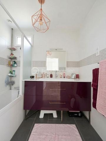 MAISON CONSTRUCTION BREGUET EXCEPTIONNELLE - FAMILIALE - SANS TRAVAUX - JARDIN SUD-OUEST SANS VIS-À-VIS - 4 CHAMBRES - SUITE PARENTALE 20 M2 - SÉJOUR CATHÉDRALE - DOUBLE GARAGE - QUARTIER LA PIERRE LAIS - RER E À 15 MIN   

Maison Breguet d'exception entièrement rénovée avec des prestations haut de gamme, située dans le quartier très recherché et ultra calme de La Pierre Lais à La Queue-en-Brie.   

Cette demeure totalement rénovée avec des matériaux de qualité et une décoration actuelle offre un cadre de vie idyllique où vous n'aurez plus qu'à poser vos valises. Elle vous garantit un confort énergétique optimal en toutes saisons, été comme hiver.   

Dès l'entrée, vous serez séduit par une pièce de vie remarquable dotée d'un superbe séjour cathédrale baigné de lumière naturelle et agrémenté d'un poêle à granulés pour de belles soirées d'hiver. La cuisine, moderne et équipée, propose un agencement fonctionnel de grande qualité.   

Côté nuit, la maison dispose de quatre magnifiques chambres, dont une suite parentale d'exception de vingt mètres carrés avec son dressing aménagé et sa propre salle d'eau privative. Les pièces sont complétées par une seconde salle de bain installée sur le palier pour le confort de toute la famille, ainsi que des toilettes séparées au rez-de-chaussée.
À l'extérieur, vous profiterez d'un jardin idéalement exposé Sud-Ouest, baigné de soleil tout au long de l'après-midi, sans aucun vis-à-vis ni nuisance. L'avant de la maison bénéficie également d'une vue totalement dégagée. Pour vos véhicules, la propriété propose un vaste double garage ainsi que la possibilité de stationner plusieurs voitures devant.   

Niché au fond d'une rue non passante, ce bien associe la sérénité d'un secteur résidentiel recherché à la proximité des commodités, tout en restant situé à seulement quinze minutes en voiture de la gare RER E.   

Avis aux acquéreurs : Par souci de confidentialité et à la demande des propriétaires, un dossier photo complet ainsi qu'une visite virtuelle à 360° sont disponibles sur demande.

Avis aux confrères : Chers professionnels, agences et mandataires, je suis ouverte à la collaboration en inter-cabinet si vous avez des acquéreurs qualifiés pour ce bien.

Une opportunité rare sur le secteur à visiter sans tarder. Pour plus d'informations, recevoir le dossier complet ou organiser une visite, contactez-moi dès maintenant.