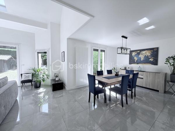 MAISON CONSTRUCTION BREGUET EXCEPTIONNELLE - FAMILIALE - SANS TRAVAUX - JARDIN SUD-OUEST SANS VIS-À-VIS - 4 CHAMBRES - SUITE PARENTALE 20 M2 - SÉJOUR CATHÉDRALE - DOUBLE GARAGE - QUARTIER LA PIERRE LAIS - RER E À 15 MIN   

Maison Breguet d'exception entièrement rénovée avec des prestations haut de gamme, située dans le quartier très recherché et ultra calme de La Pierre Lais à La Queue-en-Brie.   

Cette demeure totalement rénovée avec des matériaux de qualité et une décoration actuelle offre un cadre de vie idyllique où vous n'aurez plus qu'à poser vos valises. Elle vous garantit un confort énergétique optimal en toutes saisons, été comme hiver.   

Dès l'entrée, vous serez séduit par une pièce de vie remarquable dotée d'un superbe séjour cathédrale baigné de lumière naturelle et agrémenté d'un poêle à granulés pour de belles soirées d'hiver. La cuisine, moderne et équipée, propose un agencement fonctionnel de grande qualité.   

Côté nuit, la maison dispose de quatre magnifiques chambres, dont une suite parentale d'exception de vingt mètres carrés avec son dressing aménagé et sa propre salle d'eau privative. Les pièces sont complétées par une seconde salle de bain installée sur le palier pour le confort de toute la famille, ainsi que des toilettes séparées au rez-de-chaussée.
À l'extérieur, vous profiterez d'un jardin idéalement exposé Sud-Ouest, baigné de soleil tout au long de l'après-midi, sans aucun vis-à-vis ni nuisance. L'avant de la maison bénéficie également d'une vue totalement dégagée. Pour vos véhicules, la propriété propose un vaste double garage ainsi que la possibilité de stationner plusieurs voitures devant.   

Niché au fond d'une rue non passante, ce bien associe la sérénité d'un secteur résidentiel recherché à la proximité des commodités, tout en restant situé à seulement quinze minutes en voiture de la gare RER E.   

Avis aux acquéreurs : Par souci de confidentialité et à la demande des propriétaires, un dossier photo complet ainsi qu'une visite virtuelle à 360° sont disponibles sur demande.

Avis aux confrères : Chers professionnels, agences et mandataires, je suis ouverte à la collaboration en inter-cabinet si vous avez des acquéreurs qualifiés pour ce bien.

Une opportunité rare sur le secteur à visiter sans tarder. Pour plus d'informations, recevoir le dossier complet ou organiser une visite, contactez-moi dès maintenant.