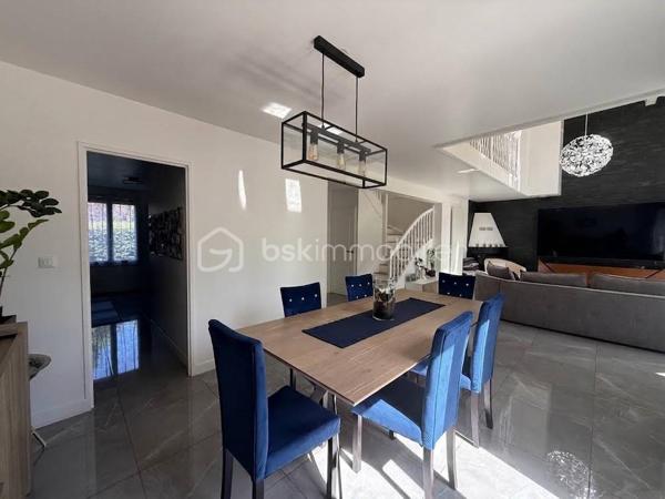 MAISON CONSTRUCTION BREGUET EXCEPTIONNELLE - FAMILIALE - SANS TRAVAUX - JARDIN SUD-OUEST SANS VIS-À-VIS - 4 CHAMBRES - SUITE PARENTALE 20 M2 - SÉJOUR CATHÉDRALE - DOUBLE GARAGE - QUARTIER LA PIERRE LAIS - RER E À 15 MIN   

Maison Breguet d'exception entièrement rénovée avec des prestations haut de gamme, située dans le quartier très recherché et ultra calme de La Pierre Lais à La Queue-en-Brie.   

Cette demeure totalement rénovée avec des matériaux de qualité et une décoration actuelle offre un cadre de vie idyllique où vous n'aurez plus qu'à poser vos valises. Elle vous garantit un confort énergétique optimal en toutes saisons, été comme hiver.   

Dès l'entrée, vous serez séduit par une pièce de vie remarquable dotée d'un superbe séjour cathédrale baigné de lumière naturelle et agrémenté d'un poêle à granulés pour de belles soirées d'hiver. La cuisine, moderne et équipée, propose un agencement fonctionnel de grande qualité.   

Côté nuit, la maison dispose de quatre magnifiques chambres, dont une suite parentale d'exception de vingt mètres carrés avec son dressing aménagé et sa propre salle d'eau privative. Les pièces sont complétées par une seconde salle de bain installée sur le palier pour le confort de toute la famille, ainsi que des toilettes séparées au rez-de-chaussée.
À l'extérieur, vous profiterez d'un jardin idéalement exposé Sud-Ouest, baigné de soleil tout au long de l'après-midi, sans aucun vis-à-vis ni nuisance. L'avant de la maison bénéficie également d'une vue totalement dégagée. Pour vos véhicules, la propriété propose un vaste double garage ainsi que la possibilité de stationner plusieurs voitures devant.   

Niché au fond d'une rue non passante, ce bien associe la sérénité d'un secteur résidentiel recherché à la proximité des commodités, tout en restant situé à seulement quinze minutes en voiture de la gare RER E.   

Avis aux acquéreurs : Par souci de confidentialité et à la demande des propriétaires, un dossier photo complet ainsi qu'une visite virtuelle à 360° sont disponibles sur demande.

Avis aux confrères : Chers professionnels, agences et mandataires, je suis ouverte à la collaboration en inter-cabinet si vous avez des acquéreurs qualifiés pour ce bien.

Une opportunité rare sur le secteur à visiter sans tarder. Pour plus d'informations, recevoir le dossier complet ou organiser une visite, contactez-moi dès maintenant.