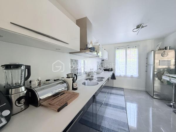 MAISON CONSTRUCTION BREGUET EXCEPTIONNELLE - FAMILIALE - SANS TRAVAUX - JARDIN SUD-OUEST SANS VIS-À-VIS - 4 CHAMBRES - SUITE PARENTALE 20 M2 - SÉJOUR CATHÉDRALE - DOUBLE GARAGE - QUARTIER LA PIERRE LAIS - RER E À 15 MIN   

Maison Breguet d'exception entièrement rénovée avec des prestations haut de gamme, située dans le quartier très recherché et ultra calme de La Pierre Lais à La Queue-en-Brie.   

Cette demeure totalement rénovée avec des matériaux de qualité et une décoration actuelle offre un cadre de vie idyllique où vous n'aurez plus qu'à poser vos valises. Elle vous garantit un confort énergétique optimal en toutes saisons, été comme hiver.   

Dès l'entrée, vous serez séduit par une pièce de vie remarquable dotée d'un superbe séjour cathédrale baigné de lumière naturelle et agrémenté d'un poêle à granulés pour de belles soirées d'hiver. La cuisine, moderne et équipée, propose un agencement fonctionnel de grande qualité.   

Côté nuit, la maison dispose de quatre magnifiques chambres, dont une suite parentale d'exception de vingt mètres carrés avec son dressing aménagé et sa propre salle d'eau privative. Les pièces sont complétées par une seconde salle de bain installée sur le palier pour le confort de toute la famille, ainsi que des toilettes séparées au rez-de-chaussée.
À l'extérieur, vous profiterez d'un jardin idéalement exposé Sud-Ouest, baigné de soleil tout au long de l'après-midi, sans aucun vis-à-vis ni nuisance. L'avant de la maison bénéficie également d'une vue totalement dégagée. Pour vos véhicules, la propriété propose un vaste double garage ainsi que la possibilité de stationner plusieurs voitures devant.   

Niché au fond d'une rue non passante, ce bien associe la sérénité d'un secteur résidentiel recherché à la proximité des commodités, tout en restant situé à seulement quinze minutes en voiture de la gare RER E.   

Avis aux acquéreurs : Par souci de confidentialité et à la demande des propriétaires, un dossier photo complet ainsi qu'une visite virtuelle à 360° sont disponibles sur demande.

Avis aux confrères : Chers professionnels, agences et mandataires, je suis ouverte à la collaboration en inter-cabinet si vous avez des acquéreurs qualifiés pour ce bien.

Une opportunité rare sur le secteur à visiter sans tarder. Pour plus d'informations, recevoir le dossier complet ou organiser une visite, contactez-moi dès maintenant.