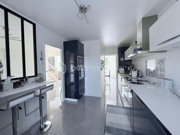 MAISON CONSTRUCTION BREGUET EXCEPTIONNELLE - FAMILIALE - SANS TRAVAUX - JARDIN SUD-OUEST SANS VIS-À-VIS - 4 CHAMBRES - SUITE PARENTALE 20 M2 - SÉJOUR CATHÉDRALE - DOUBLE GARAGE - QUARTIER LA PIERRE LAIS - RER E À 15 MIN   

Maison Breguet d'exception entièrement rénovée avec des prestations haut de gamme, située dans le quartier très recherché et ultra calme de La Pierre Lais à La Queue-en-Brie.   

Cette demeure totalement rénovée avec des matériaux de qualité et une décoration actuelle offre un cadre de vie idyllique où vous n'aurez plus qu'à poser vos valises. Elle vous garantit un confort énergétique optimal en toutes saisons, été comme hiver.   

Dès l'entrée, vous serez séduit par une pièce de vie remarquable dotée d'un superbe séjour cathédrale baigné de lumière naturelle et agrémenté d'un poêle à granulés pour de belles soirées d'hiver. La cuisine, moderne et équipée, propose un agencement fonctionnel de grande qualité.   

Côté nuit, la maison dispose de quatre magnifiques chambres, dont une suite parentale d'exception de vingt mètres carrés avec son dressing aménagé et sa propre salle d'eau privative. Les pièces sont complétées par une seconde salle de bain installée sur le palier pour le confort de toute la famille, ainsi que des toilettes séparées au rez-de-chaussée.
À l'extérieur, vous profiterez d'un jardin idéalement exposé Sud-Ouest, baigné de soleil tout au long de l'après-midi, sans aucun vis-à-vis ni nuisance. L'avant de la maison bénéficie également d'une vue totalement dégagée. Pour vos véhicules, la propriété propose un vaste double garage ainsi que la possibilité de stationner plusieurs voitures devant.   

Niché au fond d'une rue non passante, ce bien associe la sérénité d'un secteur résidentiel recherché à la proximité des commodités, tout en restant situé à seulement quinze minutes en voiture de la gare RER E.   

Avis aux acquéreurs : Par souci de confidentialité et à la demande des propriétaires, un dossier photo complet ainsi qu'une visite virtuelle à 360° sont disponibles sur demande.

Avis aux confrères : Chers professionnels, agences et mandataires, je suis ouverte à la collaboration en inter-cabinet si vous avez des acquéreurs qualifiés pour ce bien.

Une opportunité rare sur le secteur à visiter sans tarder. Pour plus d'informations, recevoir le dossier complet ou organiser une visite, contactez-moi dès maintenant.