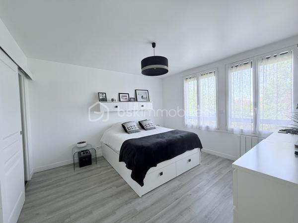 MAISON CONSTRUCTION BREGUET EXCEPTIONNELLE - FAMILIALE - SANS TRAVAUX - JARDIN SUD-OUEST SANS VIS-À-VIS - 4 CHAMBRES - SUITE PARENTALE 20 M2 - SÉJOUR CATHÉDRALE - DOUBLE GARAGE - QUARTIER LA PIERRE LAIS - RER E À 15 MIN   

Maison Breguet d'exception entièrement rénovée avec des prestations haut de gamme, située dans le quartier très recherché et ultra calme de La Pierre Lais à La Queue-en-Brie.   

Cette demeure totalement rénovée avec des matériaux de qualité et une décoration actuelle offre un cadre de vie idyllique où vous n'aurez plus qu'à poser vos valises. Elle vous garantit un confort énergétique optimal en toutes saisons, été comme hiver.   

Dès l'entrée, vous serez séduit par une pièce de vie remarquable dotée d'un superbe séjour cathédrale baigné de lumière naturelle et agrémenté d'un poêle à granulés pour de belles soirées d'hiver. La cuisine, moderne et équipée, propose un agencement fonctionnel de grande qualité.   

Côté nuit, la maison dispose de quatre magnifiques chambres, dont une suite parentale d'exception de vingt mètres carrés avec son dressing aménagé et sa propre salle d'eau privative. Les pièces sont complétées par une seconde salle de bain installée sur le palier pour le confort de toute la famille, ainsi que des toilettes séparées au rez-de-chaussée.
À l'extérieur, vous profiterez d'un jardin idéalement exposé Sud-Ouest, baigné de soleil tout au long de l'après-midi, sans aucun vis-à-vis ni nuisance. L'avant de la maison bénéficie également d'une vue totalement dégagée. Pour vos véhicules, la propriété propose un vaste double garage ainsi que la possibilité de stationner plusieurs voitures devant.   

Niché au fond d'une rue non passante, ce bien associe la sérénité d'un secteur résidentiel recherché à la proximité des commodités, tout en restant situé à seulement quinze minutes en voiture de la gare RER E.   

Avis aux acquéreurs : Par souci de confidentialité et à la demande des propriétaires, un dossier photo complet ainsi qu'une visite virtuelle à 360° sont disponibles sur demande.

Avis aux confrères : Chers professionnels, agences et mandataires, je suis ouverte à la collaboration en inter-cabinet si vous avez des acquéreurs qualifiés pour ce bien.

Une opportunité rare sur le secteur à visiter sans tarder. Pour plus d'informations, recevoir le dossier complet ou organiser une visite, contactez-moi dès maintenant.