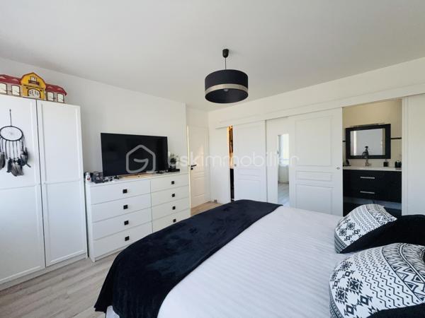 MAISON CONSTRUCTION BREGUET EXCEPTIONNELLE - FAMILIALE - SANS TRAVAUX - JARDIN SUD-OUEST SANS VIS-À-VIS - 4 CHAMBRES - SUITE PARENTALE 20 M2 - SÉJOUR CATHÉDRALE - DOUBLE GARAGE - QUARTIER LA PIERRE LAIS - RER E À 15 MIN   

Maison Breguet d'exception entièrement rénovée avec des prestations haut de gamme, située dans le quartier très recherché et ultra calme de La Pierre Lais à La Queue-en-Brie.   

Cette demeure totalement rénovée avec des matériaux de qualité et une décoration actuelle offre un cadre de vie idyllique où vous n'aurez plus qu'à poser vos valises. Elle vous garantit un confort énergétique optimal en toutes saisons, été comme hiver.   

Dès l'entrée, vous serez séduit par une pièce de vie remarquable dotée d'un superbe séjour cathédrale baigné de lumière naturelle et agrémenté d'un poêle à granulés pour de belles soirées d'hiver. La cuisine, moderne et équipée, propose un agencement fonctionnel de grande qualité.   

Côté nuit, la maison dispose de quatre magnifiques chambres, dont une suite parentale d'exception de vingt mètres carrés avec son dressing aménagé et sa propre salle d'eau privative. Les pièces sont complétées par une seconde salle de bain installée sur le palier pour le confort de toute la famille, ainsi que des toilettes séparées au rez-de-chaussée.
À l'extérieur, vous profiterez d'un jardin idéalement exposé Sud-Ouest, baigné de soleil tout au long de l'après-midi, sans aucun vis-à-vis ni nuisance. L'avant de la maison bénéficie également d'une vue totalement dégagée. Pour vos véhicules, la propriété propose un vaste double garage ainsi que la possibilité de stationner plusieurs voitures devant.   

Niché au fond d'une rue non passante, ce bien associe la sérénité d'un secteur résidentiel recherché à la proximité des commodités, tout en restant situé à seulement quinze minutes en voiture de la gare RER E.   

Avis aux acquéreurs : Par souci de confidentialité et à la demande des propriétaires, un dossier photo complet ainsi qu'une visite virtuelle à 360° sont disponibles sur demande.

Avis aux confrères : Chers professionnels, agences et mandataires, je suis ouverte à la collaboration en inter-cabinet si vous avez des acquéreurs qualifiés pour ce bien.

Une opportunité rare sur le secteur à visiter sans tarder. Pour plus d'informations, recevoir le dossier complet ou organiser une visite, contactez-moi dès maintenant.
