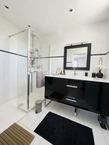 MAISON CONSTRUCTION BREGUET EXCEPTIONNELLE - FAMILIALE - SANS TRAVAUX - JARDIN SUD-OUEST SANS VIS-À-VIS - 4 CHAMBRES - SUITE PARENTALE 20 M2 - SÉJOUR CATHÉDRALE - DOUBLE GARAGE - QUARTIER LA PIERRE LAIS - RER E À 15 MIN   

Maison Breguet d'exception entièrement rénovée avec des prestations haut de gamme, située dans le quartier très recherché et ultra calme de La Pierre Lais à La Queue-en-Brie.   

Cette demeure totalement rénovée avec des matériaux de qualité et une décoration actuelle offre un cadre de vie idyllique où vous n'aurez plus qu'à poser vos valises. Elle vous garantit un confort énergétique optimal en toutes saisons, été comme hiver.   

Dès l'entrée, vous serez séduit par une pièce de vie remarquable dotée d'un superbe séjour cathédrale baigné de lumière naturelle et agrémenté d'un poêle à granulés pour de belles soirées d'hiver. La cuisine, moderne et équipée, propose un agencement fonctionnel de grande qualité.   

Côté nuit, la maison dispose de quatre magnifiques chambres, dont une suite parentale d'exception de vingt mètres carrés avec son dressing aménagé et sa propre salle d'eau privative. Les pièces sont complétées par une seconde salle de bain installée sur le palier pour le confort de toute la famille, ainsi que des toilettes séparées au rez-de-chaussée.
À l'extérieur, vous profiterez d'un jardin idéalement exposé Sud-Ouest, baigné de soleil tout au long de l'après-midi, sans aucun vis-à-vis ni nuisance. L'avant de la maison bénéficie également d'une vue totalement dégagée. Pour vos véhicules, la propriété propose un vaste double garage ainsi que la possibilité de stationner plusieurs voitures devant.   

Niché au fond d'une rue non passante, ce bien associe la sérénité d'un secteur résidentiel recherché à la proximité des commodités, tout en restant situé à seulement quinze minutes en voiture de la gare RER E.   

Avis aux acquéreurs : Par souci de confidentialité et à la demande des propriétaires, un dossier photo complet ainsi qu'une visite virtuelle à 360° sont disponibles sur demande.

Avis aux confrères : Chers professionnels, agences et mandataires, je suis ouverte à la collaboration en inter-cabinet si vous avez des acquéreurs qualifiés pour ce bien.

Une opportunité rare sur le secteur à visiter sans tarder. Pour plus d'informations, recevoir le dossier complet ou organiser une visite, contactez-moi dès maintenant.