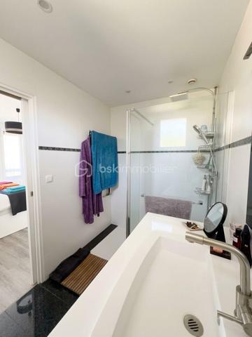 MAISON CONSTRUCTION BREGUET EXCEPTIONNELLE - FAMILIALE - SANS TRAVAUX - JARDIN SUD-OUEST SANS VIS-À-VIS - 4 CHAMBRES - SUITE PARENTALE 20 M2 - SÉJOUR CATHÉDRALE - DOUBLE GARAGE - QUARTIER LA PIERRE LAIS - RER E À 15 MIN   

Maison Breguet d'exception entièrement rénovée avec des prestations haut de gamme, située dans le quartier très recherché et ultra calme de La Pierre Lais à La Queue-en-Brie.   

Cette demeure totalement rénovée avec des matériaux de qualité et une décoration actuelle offre un cadre de vie idyllique où vous n'aurez plus qu'à poser vos valises. Elle vous garantit un confort énergétique optimal en toutes saisons, été comme hiver.   

Dès l'entrée, vous serez séduit par une pièce de vie remarquable dotée d'un superbe séjour cathédrale baigné de lumière naturelle et agrémenté d'un poêle à granulés pour de belles soirées d'hiver. La cuisine, moderne et équipée, propose un agencement fonctionnel de grande qualité.   

Côté nuit, la maison dispose de quatre magnifiques chambres, dont une suite parentale d'exception de vingt mètres carrés avec son dressing aménagé et sa propre salle d'eau privative. Les pièces sont complétées par une seconde salle de bain installée sur le palier pour le confort de toute la famille, ainsi que des toilettes séparées au rez-de-chaussée.
À l'extérieur, vous profiterez d'un jardin idéalement exposé Sud-Ouest, baigné de soleil tout au long de l'après-midi, sans aucun vis-à-vis ni nuisance. L'avant de la maison bénéficie également d'une vue totalement dégagée. Pour vos véhicules, la propriété propose un vaste double garage ainsi que la possibilité de stationner plusieurs voitures devant.   

Niché au fond d'une rue non passante, ce bien associe la sérénité d'un secteur résidentiel recherché à la proximité des commodités, tout en restant situé à seulement quinze minutes en voiture de la gare RER E.   

Avis aux acquéreurs : Par souci de confidentialité et à la demande des propriétaires, un dossier photo complet ainsi qu'une visite virtuelle à 360° sont disponibles sur demande.

Avis aux confrères : Chers professionnels, agences et mandataires, je suis ouverte à la collaboration en inter-cabinet si vous avez des acquéreurs qualifiés pour ce bien.

Une opportunité rare sur le secteur à visiter sans tarder. Pour plus d'informations, recevoir le dossier complet ou organiser une visite, contactez-moi dès maintenant.