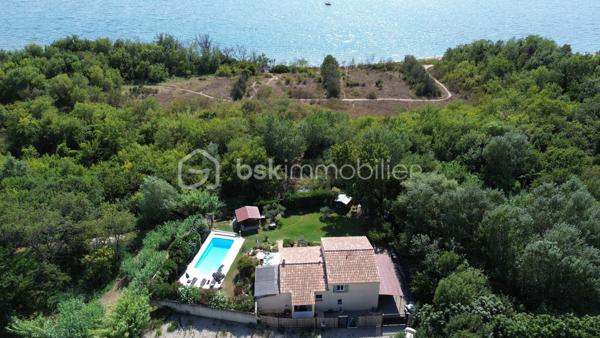Sublime villa avec piscine, grand jardin et accès à l’étang de Berre

Découvrez cette magnifique villa construite dans les années 2000, idéalement exposée plein Sud, située dans un véritable écrin de verdure, à seulement 200 mètres de l’étang de Berre.

Implantée dans un environnement calme et préservé, cette propriété bénéficie d’un cadre exceptionnel, sans aucun vis-à-vis, avec un vaste jardin, une piscine, un grand garage et de nombreuses possibilités de stationnement sur la parcelle.

 Au rez-de-chaussée :

La villa s’ouvre sur une grande cuisine entièrement équipée, ouverte sur un vaste séjour particulièrement lumineux de 47,56 m².

Le séjour donne accès à une grande terrasse offrant une agréable vue dégagée sur le jardin et la piscine, idéale pour profiter des beaux jours en famille ou entre amis.

 À l’étage :

L’espace nuit se compose de quatre belles chambres de :

* 9,47 m²
* 10,15 m²
* 11 m²
* 13,90 m²

Vous trouverez également une salle de bains de 5,70 m² ainsi qu’un WC indépendant de 1,70 m².

 Les extérieurs :

La propriété est implantée sur une magnifique parcelle de 1 341 m².

Elle dispose notamment de :

* Une piscine de 8 m x 4 m, avec une profondeur de 1,80 m ;
* Un vaste jardin entièrement privatif ;
* Un grand garage d’environ 62 m², avec plafond entièrement isolé ;
* Un abri voiture ;
* La possibilité de stationner plusieurs véhicules sur la parcelle ;
* Un cabanon en bois d’environ 20 m², actuellement aménagé en chambre d’amis.

Un accès direct à l’environnement naturel de l’étang de Berre est également possible grâce à un petit portillon donnant accès au bord de l’étang.

Confort et équipements

La villa bénéficie de plusieurs équipements assurant un excellent confort au quotidien :

* Climatisation réversible ;
* Poêle à granulés ;
* Chauffage au sol dans les chambres et la salle de bains.

Aucun travaux particulier n’est à prévoir. La toiture est en très bon état et la façade est également bien entretenue.

 Une visite virtuelle avant votre déplacement

Vous avez également la possibilité de découvrir la villa grâce à une visite virtuelle , accessible avec un code que je pourrai vous communiquer sur demande.

Une propriété rare offrant un cadre de vie exceptionnel, entre nature, calme, piscine et proximité immédiate de l’étang de Berre. À découvrir sans tarder !