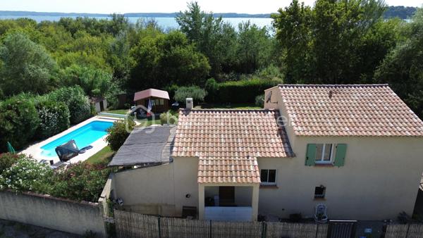 Sublime villa avec piscine, grand jardin et accès à l’étang de Berre

Découvrez cette magnifique villa construite dans les années 2000, idéalement exposée plein Sud, située dans un véritable écrin de verdure, à seulement 200 mètres de l’étang de Berre.

Implantée dans un environnement calme et préservé, cette propriété bénéficie d’un cadre exceptionnel, sans aucun vis-à-vis, avec un vaste jardin, une piscine, un grand garage et de nombreuses possibilités de stationnement sur la parcelle.

 Au rez-de-chaussée :

La villa s’ouvre sur une grande cuisine entièrement équipée, ouverte sur un vaste séjour particulièrement lumineux de 47,56 m².

Le séjour donne accès à une grande terrasse offrant une agréable vue dégagée sur le jardin et la piscine, idéale pour profiter des beaux jours en famille ou entre amis.

 À l’étage :

L’espace nuit se compose de quatre belles chambres de :

* 9,47 m²
* 10,15 m²
* 11 m²
* 13,90 m²

Vous trouverez également une salle de bains de 5,70 m² ainsi qu’un WC indépendant de 1,70 m².

 Les extérieurs :

La propriété est implantée sur une magnifique parcelle de 1 341 m².

Elle dispose notamment de :

* Une piscine de 8 m x 4 m, avec une profondeur de 1,80 m ;
* Un vaste jardin entièrement privatif ;
* Un grand garage d’environ 62 m², avec plafond entièrement isolé ;
* Un abri voiture ;
* La possibilité de stationner plusieurs véhicules sur la parcelle ;
* Un cabanon en bois d’environ 20 m², actuellement aménagé en chambre d’amis.

Un accès direct à l’environnement naturel de l’étang de Berre est également possible grâce à un petit portillon donnant accès au bord de l’étang.

Confort et équipements

La villa bénéficie de plusieurs équipements assurant un excellent confort au quotidien :

* Climatisation réversible ;
* Poêle à granulés ;
* Chauffage au sol dans les chambres et la salle de bains.

Aucun travaux particulier n’est à prévoir. La toiture est en très bon état et la façade est également bien entretenue.

 Une visite virtuelle avant votre déplacement

Vous avez également la possibilité de découvrir la villa grâce à une visite virtuelle , accessible avec un code que je pourrai vous communiquer sur demande.

Une propriété rare offrant un cadre de vie exceptionnel, entre nature, calme, piscine et proximité immédiate de l’étang de Berre. À découvrir sans tarder !