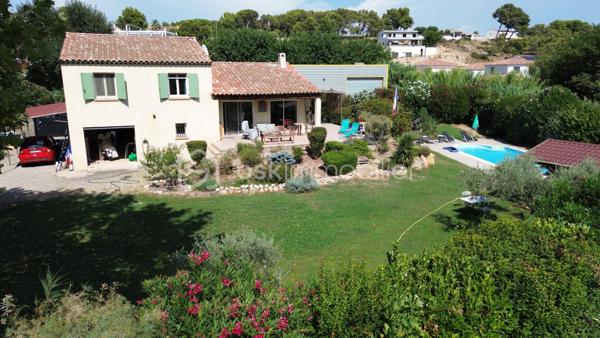 Sublime villa avec piscine, grand jardin et accès à l’étang de Berre

Découvrez cette magnifique villa construite dans les années 2000, idéalement exposée plein Sud, située dans un véritable écrin de verdure, à seulement 200 mètres de l’étang de Berre.

Implantée dans un environnement calme et préservé, cette propriété bénéficie d’un cadre exceptionnel, sans aucun vis-à-vis, avec un vaste jardin, une piscine, un grand garage et de nombreuses possibilités de stationnement sur la parcelle.

 Au rez-de-chaussée :

La villa s’ouvre sur une grande cuisine entièrement équipée, ouverte sur un vaste séjour particulièrement lumineux de 47,56 m².

Le séjour donne accès à une grande terrasse offrant une agréable vue dégagée sur le jardin et la piscine, idéale pour profiter des beaux jours en famille ou entre amis.

 À l’étage :

L’espace nuit se compose de quatre belles chambres de :

* 9,47 m²
* 10,15 m²
* 11 m²
* 13,90 m²

Vous trouverez également une salle de bains de 5,70 m² ainsi qu’un WC indépendant de 1,70 m².

 Les extérieurs :

La propriété est implantée sur une magnifique parcelle de 1 341 m².

Elle dispose notamment de :

* Une piscine de 8 m x 4 m, avec une profondeur de 1,80 m ;
* Un vaste jardin entièrement privatif ;
* Un grand garage d’environ 62 m², avec plafond entièrement isolé ;
* Un abri voiture ;
* La possibilité de stationner plusieurs véhicules sur la parcelle ;
* Un cabanon en bois d’environ 20 m², actuellement aménagé en chambre d’amis.

Un accès direct à l’environnement naturel de l’étang de Berre est également possible grâce à un petit portillon donnant accès au bord de l’étang.

Confort et équipements

La villa bénéficie de plusieurs équipements assurant un excellent confort au quotidien :

* Climatisation réversible ;
* Poêle à granulés ;
* Chauffage au sol dans les chambres et la salle de bains.

Aucun travaux particulier n’est à prévoir. La toiture est en très bon état et la façade est également bien entretenue.

 Une visite virtuelle avant votre déplacement

Vous avez également la possibilité de découvrir la villa grâce à une visite virtuelle , accessible avec un code que je pourrai vous communiquer sur demande.

Une propriété rare offrant un cadre de vie exceptionnel, entre nature, calme, piscine et proximité immédiate de l’étang de Berre. À découvrir sans tarder !