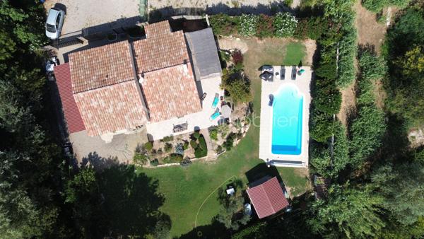 Sublime villa avec piscine, grand jardin et accès à l’étang de Berre

Découvrez cette magnifique villa construite dans les années 2000, idéalement exposée plein Sud, située dans un véritable écrin de verdure, à seulement 200 mètres de l’étang de Berre.

Implantée dans un environnement calme et préservé, cette propriété bénéficie d’un cadre exceptionnel, sans aucun vis-à-vis, avec un vaste jardin, une piscine, un grand garage et de nombreuses possibilités de stationnement sur la parcelle.

 Au rez-de-chaussée :

La villa s’ouvre sur une grande cuisine entièrement équipée, ouverte sur un vaste séjour particulièrement lumineux de 47,56 m².

Le séjour donne accès à une grande terrasse offrant une agréable vue dégagée sur le jardin et la piscine, idéale pour profiter des beaux jours en famille ou entre amis.

 À l’étage :

L’espace nuit se compose de quatre belles chambres de :

* 9,47 m²
* 10,15 m²
* 11 m²
* 13,90 m²

Vous trouverez également une salle de bains de 5,70 m² ainsi qu’un WC indépendant de 1,70 m².

 Les extérieurs :

La propriété est implantée sur une magnifique parcelle de 1 341 m².

Elle dispose notamment de :

* Une piscine de 8 m x 4 m, avec une profondeur de 1,80 m ;
* Un vaste jardin entièrement privatif ;
* Un grand garage d’environ 62 m², avec plafond entièrement isolé ;
* Un abri voiture ;
* La possibilité de stationner plusieurs véhicules sur la parcelle ;
* Un cabanon en bois d’environ 20 m², actuellement aménagé en chambre d’amis.

Un accès direct à l’environnement naturel de l’étang de Berre est également possible grâce à un petit portillon donnant accès au bord de l’étang.

Confort et équipements

La villa bénéficie de plusieurs équipements assurant un excellent confort au quotidien :

* Climatisation réversible ;
* Poêle à granulés ;
* Chauffage au sol dans les chambres et la salle de bains.

Aucun travaux particulier n’est à prévoir. La toiture est en très bon état et la façade est également bien entretenue.

 Une visite virtuelle avant votre déplacement

Vous avez également la possibilité de découvrir la villa grâce à une visite virtuelle , accessible avec un code que je pourrai vous communiquer sur demande.

Une propriété rare offrant un cadre de vie exceptionnel, entre nature, calme, piscine et proximité immédiate de l’étang de Berre. À découvrir sans tarder !
