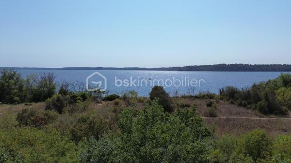 Sublime villa avec piscine, grand jardin et accès à l’étang de Berre

Découvrez cette magnifique villa construite dans les années 2000, idéalement exposée plein Sud, située dans un véritable écrin de verdure, à seulement 200 mètres de l’étang de Berre.

Implantée dans un environnement calme et préservé, cette propriété bénéficie d’un cadre exceptionnel, sans aucun vis-à-vis, avec un vaste jardin, une piscine, un grand garage et de nombreuses possibilités de stationnement sur la parcelle.

 Au rez-de-chaussée :

La villa s’ouvre sur une grande cuisine entièrement équipée, ouverte sur un vaste séjour particulièrement lumineux de 47,56 m².

Le séjour donne accès à une grande terrasse offrant une agréable vue dégagée sur le jardin et la piscine, idéale pour profiter des beaux jours en famille ou entre amis.

 À l’étage :

L’espace nuit se compose de quatre belles chambres de :

* 9,47 m²
* 10,15 m²
* 11 m²
* 13,90 m²

Vous trouverez également une salle de bains de 5,70 m² ainsi qu’un WC indépendant de 1,70 m².

 Les extérieurs :

La propriété est implantée sur une magnifique parcelle de 1 341 m².

Elle dispose notamment de :

* Une piscine de 8 m x 4 m, avec une profondeur de 1,80 m ;
* Un vaste jardin entièrement privatif ;
* Un grand garage d’environ 62 m², avec plafond entièrement isolé ;
* Un abri voiture ;
* La possibilité de stationner plusieurs véhicules sur la parcelle ;
* Un cabanon en bois d’environ 20 m², actuellement aménagé en chambre d’amis.

Un accès direct à l’environnement naturel de l’étang de Berre est également possible grâce à un petit portillon donnant accès au bord de l’étang.

Confort et équipements

La villa bénéficie de plusieurs équipements assurant un excellent confort au quotidien :

* Climatisation réversible ;
* Poêle à granulés ;
* Chauffage au sol dans les chambres et la salle de bains.

Aucun travaux particulier n’est à prévoir. La toiture est en très bon état et la façade est également bien entretenue.

 Une visite virtuelle avant votre déplacement

Vous avez également la possibilité de découvrir la villa grâce à une visite virtuelle , accessible avec un code que je pourrai vous communiquer sur demande.

Une propriété rare offrant un cadre de vie exceptionnel, entre nature, calme, piscine et proximité immédiate de l’étang de Berre. À découvrir sans tarder !