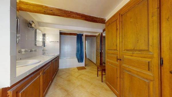 Maison de village de caractère avec garage, terrasse panoramique et plus de 240 m² utiles – Le Luc-en-Provence (83340)