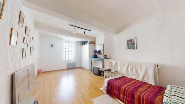 Maison de village de caractère avec garage, terrasse panoramique et plus de 240 m² utiles – Le Luc-en-Provence (83340)