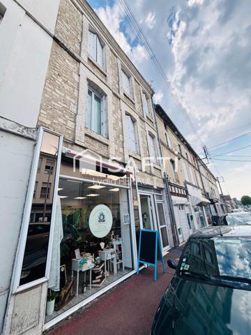 Immeuble de rapport composé d'un local commercial et d'un grand appartement avec extérieur, plein coeur de Ruelle sur Touvre