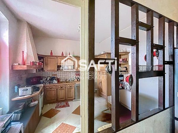 Immeuble de rapport composé d'un local commercial et d'un grand appartement avec extérieur, plein coeur de Ruelle sur Touvre