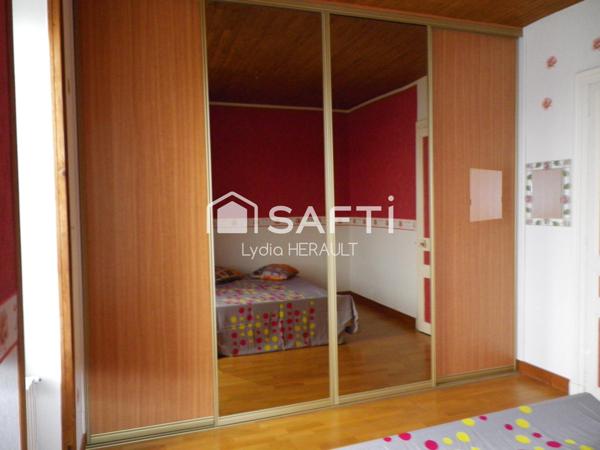 Immeuble de rapport composé d'un local commercial et d'un grand appartement avec extérieur, plein coeur de Ruelle sur Touvre