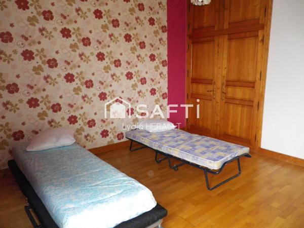 Immeuble de rapport composé d'un local commercial et d'un grand appartement avec extérieur, plein coeur de Ruelle sur Touvre