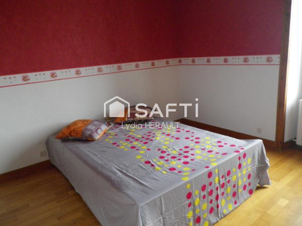 Immeuble de rapport composé d'un local commercial et d'un grand appartement avec extérieur, plein coeur de Ruelle sur Touvre