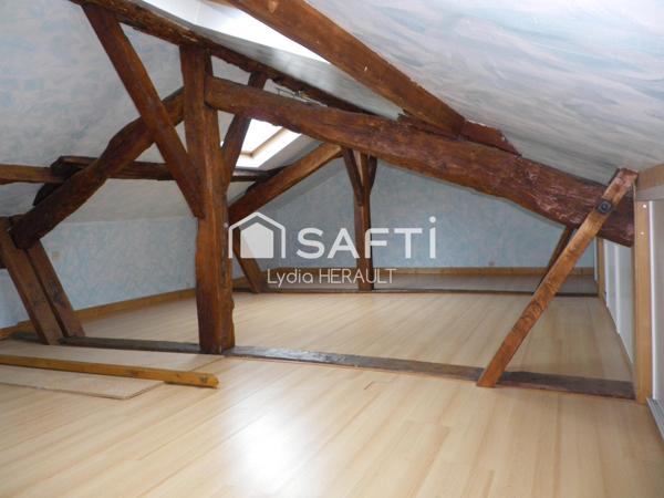 Immeuble de rapport composé d'un local commercial et d'un grand appartement avec extérieur, plein coeur de Ruelle sur Touvre