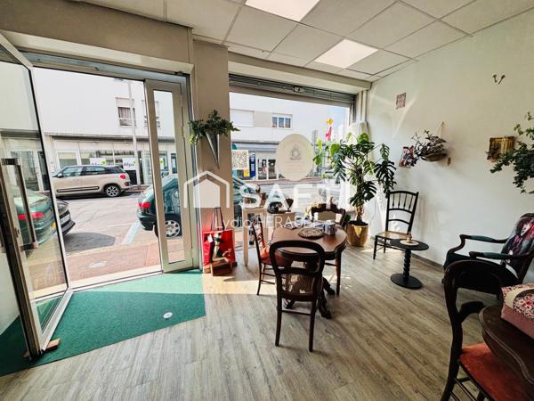 Immeuble de rapport composé d'un local commercial et d'un grand appartement avec extérieur, plein coeur de Ruelle sur Touvre