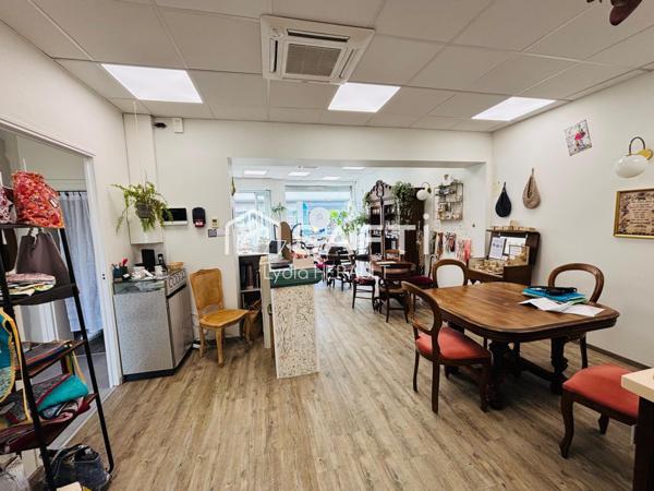 Immeuble de rapport composé d'un local commercial et d'un grand appartement avec extérieur, plein coeur de Ruelle sur Touvre