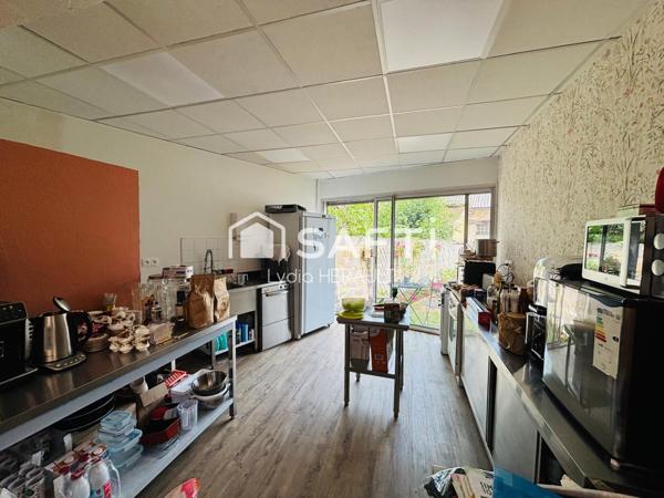 Immeuble de rapport composé d'un local commercial et d'un grand appartement avec extérieur, plein coeur de Ruelle sur Touvre