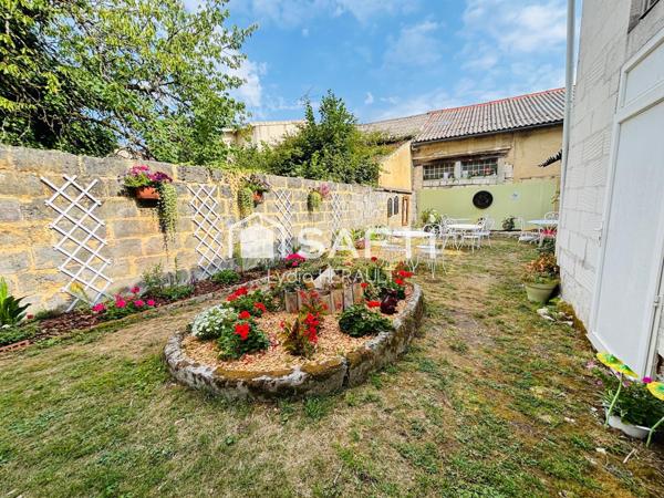 Immeuble de rapport composé d'un local commercial et d'un grand appartement avec extérieur, plein coeur de Ruelle sur Touvre