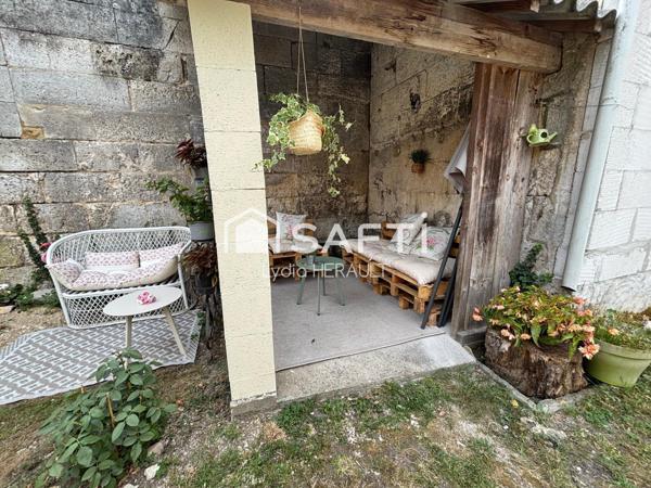 Immeuble de rapport composé d'un local commercial et d'un grand appartement avec extérieur, plein coeur de Ruelle sur Touvre