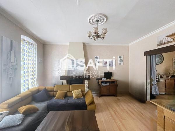 Immeuble de rapport composé d'un local commercial et d'un grand appartement avec extérieur, plein coeur de Ruelle sur Touvre