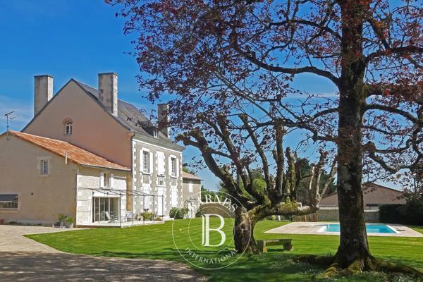 Poitiers, Manoir 6 Chambres -  328 m² à vendre