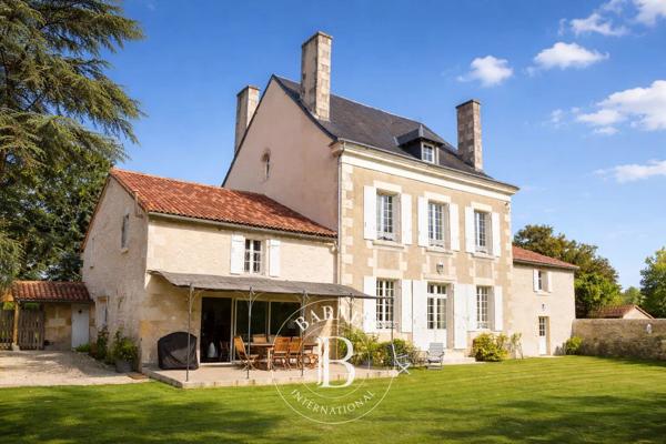 Poitiers, Manoir 6 Chambres -  328 m² à vendre