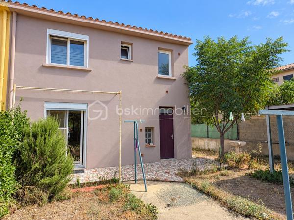 BAGES – Maison trois faces avec jardin, trois chambres et garage

Dans un quartier calme de Bages, cette maison trois faces bénéficie d’une parcelle de 309 m² avec un jardin arboré, idéal pour profiter des beaux jours, partager des repas en extérieur ou aménager un potager.

Construite en 1970 et relativement bien entretenue, elle propose environ 77 m² de surface utile, buanderie comprise et hors garage, répartis sur deux niveaux.

Au rez-de-chaussée, le hall d’entrée dessert une cuisine ouverte sur le salon-salle à manger, dont la baie vitrée permet d’accéder directement au jardin. Une buanderie disposant également d’un accès extérieur, un WC indépendant et un garage d’environ 14 m² complètent ce niveau.

À l’étage, trois chambres disposent chacune de placards. L’une bénéficie de la climatisation et d’un balcon. Une salle d’eau avec WC complète l’ensemble.

Deux véhicules peuvent stationner sur la parcelle, avec des places de parking supplémentaires devant la maison.

La maison dispose de menuiseries PVC à double vitrage. Les combles et le garage ont bénéficié de travaux d’isolation. Le chauffage est assuré par une chaudière au fioul et des radiateurs électriques. DPE : D.

Des travaux permettront de la remettre au goût du jour, avec notamment une installation électrique à remettre en sécurité et un remplacement de la chaudière au fioul à envisager. L’aménagement du garage pourrait porter la pièce de vie à environ 35 à 36 m², sous réserve de faisabilité et des autorisations nécessaires.

Bages offre des commerces de proximité, des écoles maternelle et primaire ainsi qu’un ramassage scolaire. Une situation pratique, à environ 10 minutes de Perpignan, 15 minutes de la mer et 25 minutes de l’Espagne.

Une maison avec un bel extérieur et du potentiel pour créer un lieu de vie à votre image.

Prix : 170 000 €, honoraires d’agence inclus à la charge du vendeur.