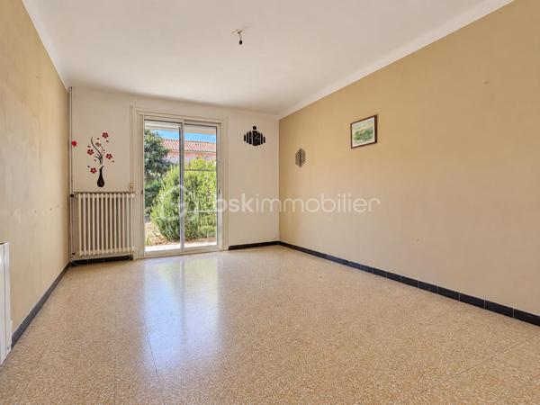 BAGES – Maison trois faces avec jardin, trois chambres et garage

Dans un quartier calme de Bages, cette maison trois faces bénéficie d’une parcelle de 309 m² avec un jardin arboré, idéal pour profiter des beaux jours, partager des repas en extérieur ou aménager un potager.

Construite en 1970 et relativement bien entretenue, elle propose environ 77 m² de surface utile, buanderie comprise et hors garage, répartis sur deux niveaux.

Au rez-de-chaussée, le hall d’entrée dessert une cuisine ouverte sur le salon-salle à manger, dont la baie vitrée permet d’accéder directement au jardin. Une buanderie disposant également d’un accès extérieur, un WC indépendant et un garage d’environ 14 m² complètent ce niveau.

À l’étage, trois chambres disposent chacune de placards. L’une bénéficie de la climatisation et d’un balcon. Une salle d’eau avec WC complète l’ensemble.

Deux véhicules peuvent stationner sur la parcelle, avec des places de parking supplémentaires devant la maison.

La maison dispose de menuiseries PVC à double vitrage. Les combles et le garage ont bénéficié de travaux d’isolation. Le chauffage est assuré par une chaudière au fioul et des radiateurs électriques. DPE : D.

Des travaux permettront de la remettre au goût du jour, avec notamment une installation électrique à remettre en sécurité et un remplacement de la chaudière au fioul à envisager. L’aménagement du garage pourrait porter la pièce de vie à environ 35 à 36 m², sous réserve de faisabilité et des autorisations nécessaires.

Bages offre des commerces de proximité, des écoles maternelle et primaire ainsi qu’un ramassage scolaire. Une situation pratique, à environ 10 minutes de Perpignan, 15 minutes de la mer et 25 minutes de l’Espagne.

Une maison avec un bel extérieur et du potentiel pour créer un lieu de vie à votre image.

Prix : 170 000 €, honoraires d’agence inclus à la charge du vendeur.