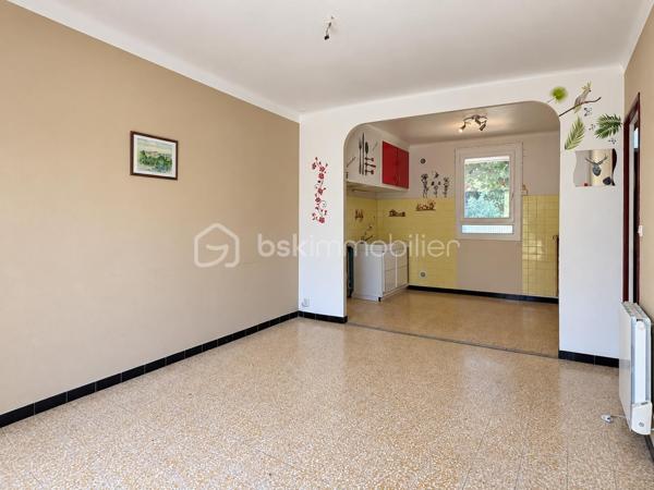 BAGES – Maison trois faces avec jardin, trois chambres et garage

Dans un quartier calme de Bages, cette maison trois faces bénéficie d’une parcelle de 309 m² avec un jardin arboré, idéal pour profiter des beaux jours, partager des repas en extérieur ou aménager un potager.

Construite en 1970 et relativement bien entretenue, elle propose environ 77 m² de surface utile, buanderie comprise et hors garage, répartis sur deux niveaux.

Au rez-de-chaussée, le hall d’entrée dessert une cuisine ouverte sur le salon-salle à manger, dont la baie vitrée permet d’accéder directement au jardin. Une buanderie disposant également d’un accès extérieur, un WC indépendant et un garage d’environ 14 m² complètent ce niveau.

À l’étage, trois chambres disposent chacune de placards. L’une bénéficie de la climatisation et d’un balcon. Une salle d’eau avec WC complète l’ensemble.

Deux véhicules peuvent stationner sur la parcelle, avec des places de parking supplémentaires devant la maison.

La maison dispose de menuiseries PVC à double vitrage. Les combles et le garage ont bénéficié de travaux d’isolation. Le chauffage est assuré par une chaudière au fioul et des radiateurs électriques. DPE : D.

Des travaux permettront de la remettre au goût du jour, avec notamment une installation électrique à remettre en sécurité et un remplacement de la chaudière au fioul à envisager. L’aménagement du garage pourrait porter la pièce de vie à environ 35 à 36 m², sous réserve de faisabilité et des autorisations nécessaires.

Bages offre des commerces de proximité, des écoles maternelle et primaire ainsi qu’un ramassage scolaire. Une situation pratique, à environ 10 minutes de Perpignan, 15 minutes de la mer et 25 minutes de l’Espagne.

Une maison avec un bel extérieur et du potentiel pour créer un lieu de vie à votre image.

Prix : 170 000 €, honoraires d’agence inclus à la charge du vendeur.