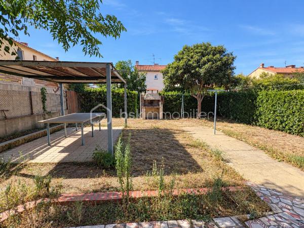 BAGES – Maison trois faces avec jardin, trois chambres et garage

Dans un quartier calme de Bages, cette maison trois faces bénéficie d’une parcelle de 309 m² avec un jardin arboré, idéal pour profiter des beaux jours, partager des repas en extérieur ou aménager un potager.

Construite en 1970 et relativement bien entretenue, elle propose environ 77 m² de surface utile, buanderie comprise et hors garage, répartis sur deux niveaux.

Au rez-de-chaussée, le hall d’entrée dessert une cuisine ouverte sur le salon-salle à manger, dont la baie vitrée permet d’accéder directement au jardin. Une buanderie disposant également d’un accès extérieur, un WC indépendant et un garage d’environ 14 m² complètent ce niveau.

À l’étage, trois chambres disposent chacune de placards. L’une bénéficie de la climatisation et d’un balcon. Une salle d’eau avec WC complète l’ensemble.

Deux véhicules peuvent stationner sur la parcelle, avec des places de parking supplémentaires devant la maison.

La maison dispose de menuiseries PVC à double vitrage. Les combles et le garage ont bénéficié de travaux d’isolation. Le chauffage est assuré par une chaudière au fioul et des radiateurs électriques. DPE : D.

Des travaux permettront de la remettre au goût du jour, avec notamment une installation électrique à remettre en sécurité et un remplacement de la chaudière au fioul à envisager. L’aménagement du garage pourrait porter la pièce de vie à environ 35 à 36 m², sous réserve de faisabilité et des autorisations nécessaires.

Bages offre des commerces de proximité, des écoles maternelle et primaire ainsi qu’un ramassage scolaire. Une situation pratique, à environ 10 minutes de Perpignan, 15 minutes de la mer et 25 minutes de l’Espagne.

Une maison avec un bel extérieur et du potentiel pour créer un lieu de vie à votre image.

Prix : 170 000 €, honoraires d’agence inclus à la charge du vendeur.