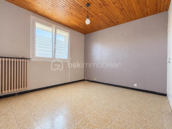 BAGES – Maison trois faces avec jardin, trois chambres et garage

Dans un quartier calme de Bages, cette maison trois faces bénéficie d’une parcelle de 309 m² avec un jardin arboré, idéal pour profiter des beaux jours, partager des repas en extérieur ou aménager un potager.

Construite en 1970 et relativement bien entretenue, elle propose environ 77 m² de surface utile, buanderie comprise et hors garage, répartis sur deux niveaux.

Au rez-de-chaussée, le hall d’entrée dessert une cuisine ouverte sur le salon-salle à manger, dont la baie vitrée permet d’accéder directement au jardin. Une buanderie disposant également d’un accès extérieur, un WC indépendant et un garage d’environ 14 m² complètent ce niveau.

À l’étage, trois chambres disposent chacune de placards. L’une bénéficie de la climatisation et d’un balcon. Une salle d’eau avec WC complète l’ensemble.

Deux véhicules peuvent stationner sur la parcelle, avec des places de parking supplémentaires devant la maison.

La maison dispose de menuiseries PVC à double vitrage. Les combles et le garage ont bénéficié de travaux d’isolation. Le chauffage est assuré par une chaudière au fioul et des radiateurs électriques. DPE : D.

Des travaux permettront de la remettre au goût du jour, avec notamment une installation électrique à remettre en sécurité et un remplacement de la chaudière au fioul à envisager. L’aménagement du garage pourrait porter la pièce de vie à environ 35 à 36 m², sous réserve de faisabilité et des autorisations nécessaires.

Bages offre des commerces de proximité, des écoles maternelle et primaire ainsi qu’un ramassage scolaire. Une situation pratique, à environ 10 minutes de Perpignan, 15 minutes de la mer et 25 minutes de l’Espagne.

Une maison avec un bel extérieur et du potentiel pour créer un lieu de vie à votre image.

Prix : 170 000 €, honoraires d’agence inclus à la charge du vendeur.