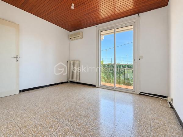 BAGES – Maison trois faces avec jardin, trois chambres et garage

Dans un quartier calme de Bages, cette maison trois faces bénéficie d’une parcelle de 309 m² avec un jardin arboré, idéal pour profiter des beaux jours, partager des repas en extérieur ou aménager un potager.

Construite en 1970 et relativement bien entretenue, elle propose environ 77 m² de surface utile, buanderie comprise et hors garage, répartis sur deux niveaux.

Au rez-de-chaussée, le hall d’entrée dessert une cuisine ouverte sur le salon-salle à manger, dont la baie vitrée permet d’accéder directement au jardin. Une buanderie disposant également d’un accès extérieur, un WC indépendant et un garage d’environ 14 m² complètent ce niveau.

À l’étage, trois chambres disposent chacune de placards. L’une bénéficie de la climatisation et d’un balcon. Une salle d’eau avec WC complète l’ensemble.

Deux véhicules peuvent stationner sur la parcelle, avec des places de parking supplémentaires devant la maison.

La maison dispose de menuiseries PVC à double vitrage. Les combles et le garage ont bénéficié de travaux d’isolation. Le chauffage est assuré par une chaudière au fioul et des radiateurs électriques. DPE : D.

Des travaux permettront de la remettre au goût du jour, avec notamment une installation électrique à remettre en sécurité et un remplacement de la chaudière au fioul à envisager. L’aménagement du garage pourrait porter la pièce de vie à environ 35 à 36 m², sous réserve de faisabilité et des autorisations nécessaires.

Bages offre des commerces de proximité, des écoles maternelle et primaire ainsi qu’un ramassage scolaire. Une situation pratique, à environ 10 minutes de Perpignan, 15 minutes de la mer et 25 minutes de l’Espagne.

Une maison avec un bel extérieur et du potentiel pour créer un lieu de vie à votre image.

Prix : 170 000 €, honoraires d’agence inclus à la charge du vendeur.