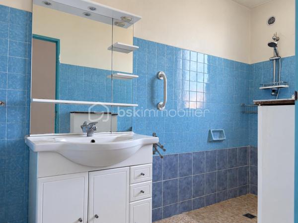 BAGES – Maison trois faces avec jardin, trois chambres et garage

Dans un quartier calme de Bages, cette maison trois faces bénéficie d’une parcelle de 309 m² avec un jardin arboré, idéal pour profiter des beaux jours, partager des repas en extérieur ou aménager un potager.

Construite en 1970 et relativement bien entretenue, elle propose environ 77 m² de surface utile, buanderie comprise et hors garage, répartis sur deux niveaux.

Au rez-de-chaussée, le hall d’entrée dessert une cuisine ouverte sur le salon-salle à manger, dont la baie vitrée permet d’accéder directement au jardin. Une buanderie disposant également d’un accès extérieur, un WC indépendant et un garage d’environ 14 m² complètent ce niveau.

À l’étage, trois chambres disposent chacune de placards. L’une bénéficie de la climatisation et d’un balcon. Une salle d’eau avec WC complète l’ensemble.

Deux véhicules peuvent stationner sur la parcelle, avec des places de parking supplémentaires devant la maison.

La maison dispose de menuiseries PVC à double vitrage. Les combles et le garage ont bénéficié de travaux d’isolation. Le chauffage est assuré par une chaudière au fioul et des radiateurs électriques. DPE : D.

Des travaux permettront de la remettre au goût du jour, avec notamment une installation électrique à remettre en sécurité et un remplacement de la chaudière au fioul à envisager. L’aménagement du garage pourrait porter la pièce de vie à environ 35 à 36 m², sous réserve de faisabilité et des autorisations nécessaires.

Bages offre des commerces de proximité, des écoles maternelle et primaire ainsi qu’un ramassage scolaire. Une situation pratique, à environ 10 minutes de Perpignan, 15 minutes de la mer et 25 minutes de l’Espagne.

Une maison avec un bel extérieur et du potentiel pour créer un lieu de vie à votre image.

Prix : 170 000 €, honoraires d’agence inclus à la charge du vendeur.