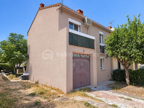 BAGES – Maison trois faces avec jardin, trois chambres et garage

Dans un quartier calme de Bages, cette maison trois faces bénéficie d’une parcelle de 309 m² avec un jardin arboré, idéal pour profiter des beaux jours, partager des repas en extérieur ou aménager un potager.

Construite en 1970 et relativement bien entretenue, elle propose environ 77 m² de surface utile, buanderie comprise et hors garage, répartis sur deux niveaux.

Au rez-de-chaussée, le hall d’entrée dessert une cuisine ouverte sur le salon-salle à manger, dont la baie vitrée permet d’accéder directement au jardin. Une buanderie disposant également d’un accès extérieur, un WC indépendant et un garage d’environ 14 m² complètent ce niveau.

À l’étage, trois chambres disposent chacune de placards. L’une bénéficie de la climatisation et d’un balcon. Une salle d’eau avec WC complète l’ensemble.

Deux véhicules peuvent stationner sur la parcelle, avec des places de parking supplémentaires devant la maison.

La maison dispose de menuiseries PVC à double vitrage. Les combles et le garage ont bénéficié de travaux d’isolation. Le chauffage est assuré par une chaudière au fioul et des radiateurs électriques. DPE : D.

Des travaux permettront de la remettre au goût du jour, avec notamment une installation électrique à remettre en sécurité et un remplacement de la chaudière au fioul à envisager. L’aménagement du garage pourrait porter la pièce de vie à environ 35 à 36 m², sous réserve de faisabilité et des autorisations nécessaires.

Bages offre des commerces de proximité, des écoles maternelle et primaire ainsi qu’un ramassage scolaire. Une situation pratique, à environ 10 minutes de Perpignan, 15 minutes de la mer et 25 minutes de l’Espagne.

Une maison avec un bel extérieur et du potentiel pour créer un lieu de vie à votre image.

Prix : 170 000 €, honoraires d’agence inclus à la charge du vendeur.