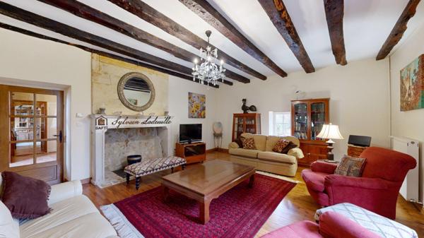 Maison d'habitation avec deux gîtes sur 4700 m2 de terrain arboré