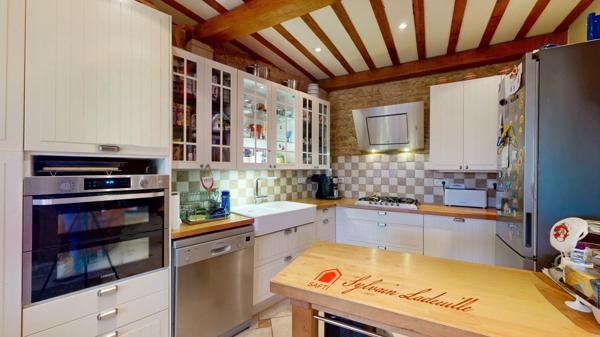 Maison d'habitation avec deux gîtes sur 4700 m2 de terrain arboré