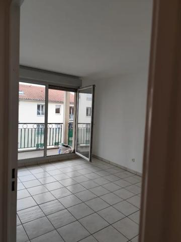APPARTEMENT T2 A LOUER - OULLINS Centre-Nord 33.43 m 2 740 € charges comprises par mois