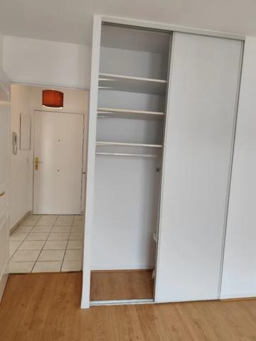 APPARTEMENT T2 A LOUER - OULLINS Centre-Nord 33.43 m 2 740 € charges comprises par mois