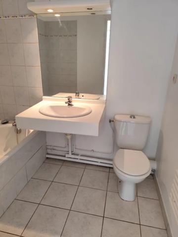 APPARTEMENT T2 A LOUER - OULLINS Centre-Nord 33.43 m 2 740 € charges comprises par mois