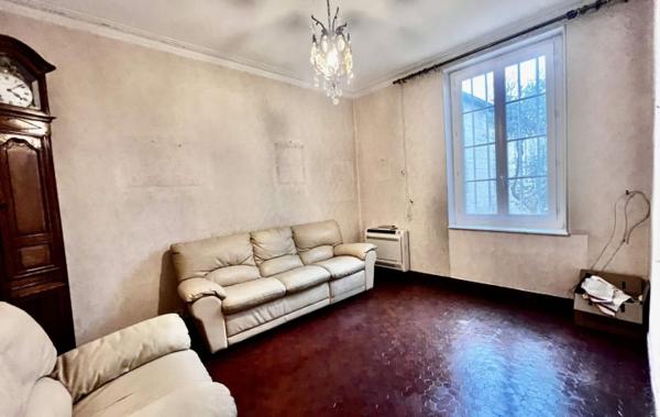 Vente Maison de village avec 2 cours et garage. à rafraîchir Saint-gilles   